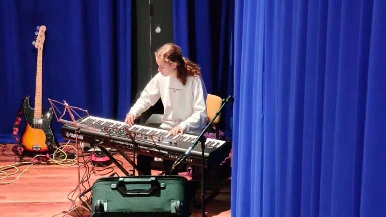 Over open podium Houten